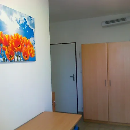 Einsteinova Petrzalka Station Homestay Bratislava